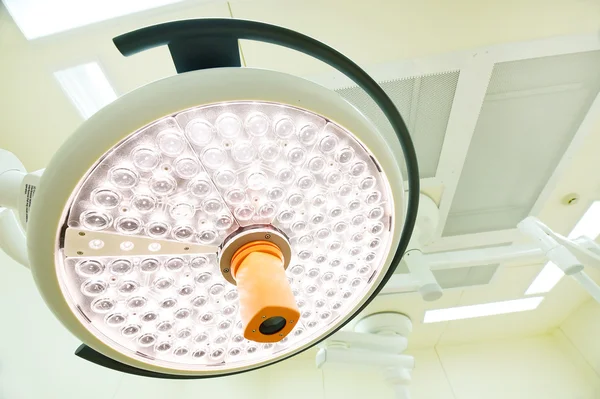 Ameliyat odasında cerrahi lambalar — Stok fotoğraf