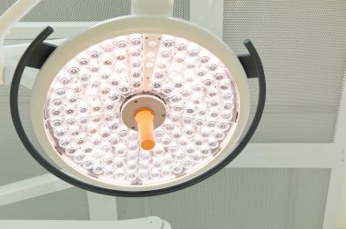 Ameliyat odasında cerrahi lambalar 