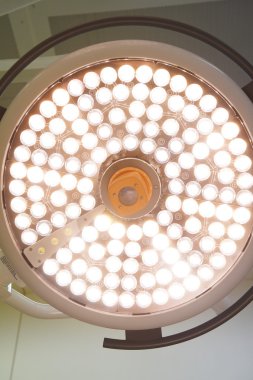 Ameliyat odasında cerrahi lambalar 