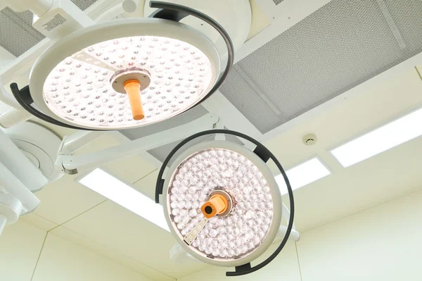 Operasyon odasında iki ameliyat lambaları — Stok fotoğraf