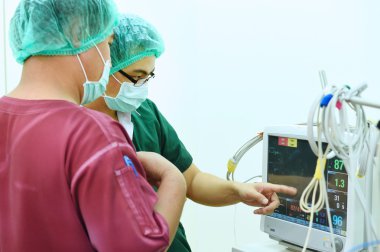 Ameliyathanede iki veteriner cerrah var. 