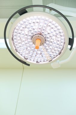  Ameliyat odasında cerrahi lambalar 