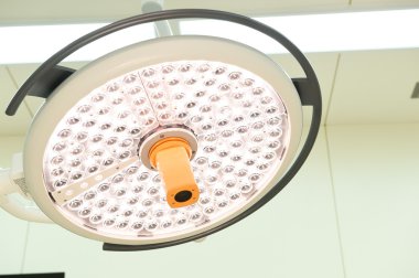  Ameliyat odasında cerrahi lambalar 