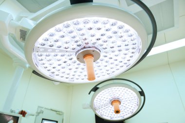 operasyon odasında iki ameliyat lambaları 