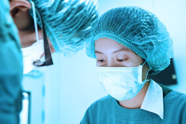 Dva veterinární lékaři na operačním sále — Stock fotografie
