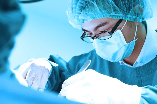 Veterinarian surgery in operation room — Stock Photo, Image