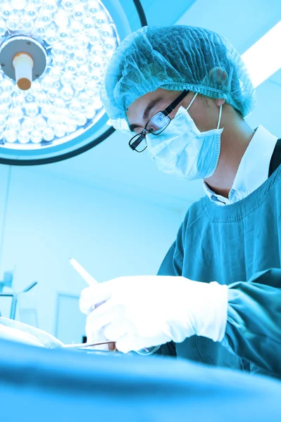 Veterinarian surgery in operation room — Stock Photo, Image