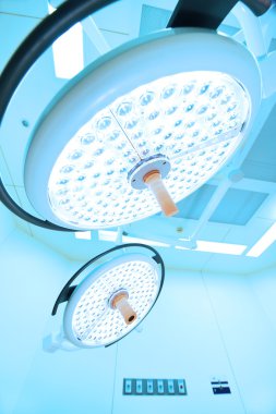 operasyon odasında iki ameliyat lambaları 