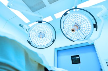 Modern ameliyathanede ekipman ve tıbbi cihazlar 