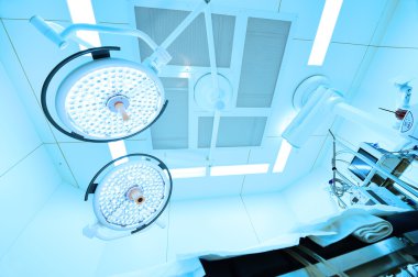 Modern ameliyathanede ekipman ve tıbbi cihazlar 