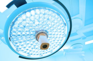 Ameliyat odasında cerrahi lambalar 