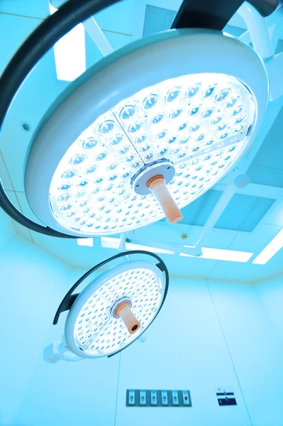 operasyon odasında iki ameliyat lambaları