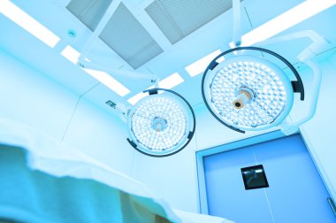 operasyon odasında iki ameliyat lambaları 