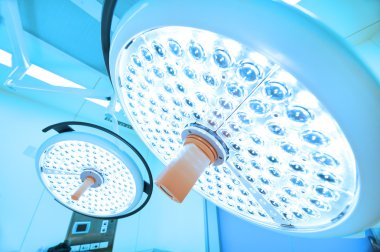 operasyon odasında iki ameliyat lambaları 