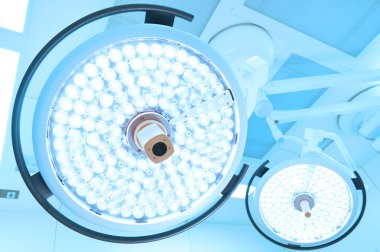 operasyon odasında iki ameliyat lambaları 