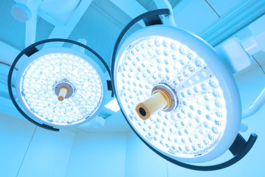 operasyon odasında iki ameliyat lambaları 