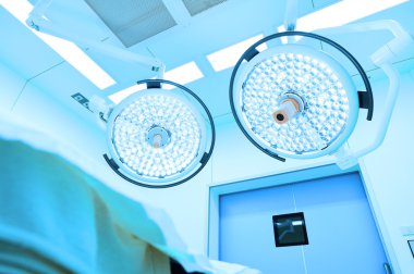 Modern ameliyathanede ekipman ve tıbbi cihazlar