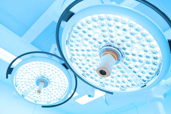 Zwei Operationslampen im Operationssaal — Stockfoto