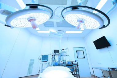 Modern ameliyathanede ekipman ve tıbbi cihazlar