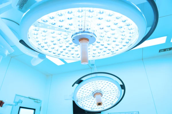 Dos lámparas quirúrgicas en el quirófano —  Fotos de Stock