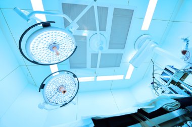 Modern ameliyathanede ekipman ve tıbbi cihazlar 