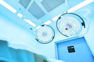 Modern ameliyathanede ekipman ve tıbbi cihazlar