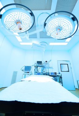Modern ameliyathanede ekipman ve tıbbi cihazlar 