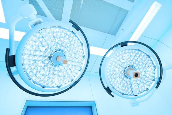 Two surgical lamps in operation room — Stock Photo, Image