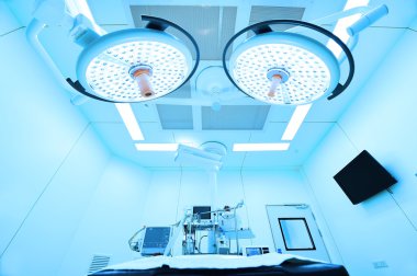 Modern ameliyathanede ekipman ve tıbbi cihazlar 