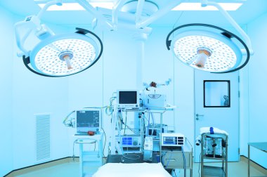 Modern ameliyathanede ekipman ve tıbbi cihazlar 