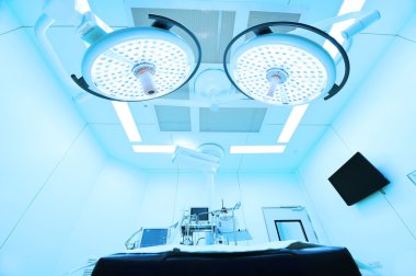 Modern ameliyathanede ekipman ve tıbbi cihazlar 