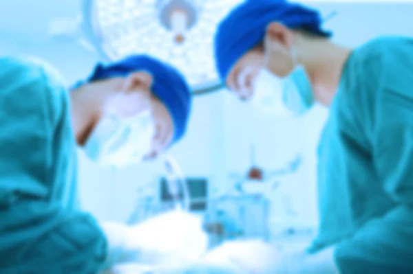 Ameliyathane içinde iki veteriner cerrah bulanıklık — Stok fotoğraf