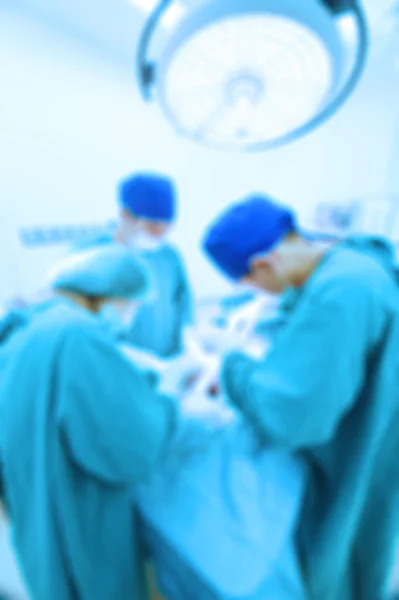 Размытие группы ветеринарной хирургии в операционной — стоковое фото