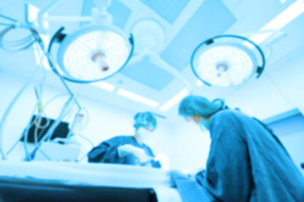 Rozostření dvou veterinář chirurgů v operačním sále — Stock fotografie