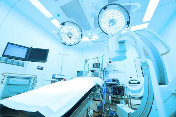 Desenfoque de equipos y dispositivos médicos en quirófano moderno —  Fotos de Stock