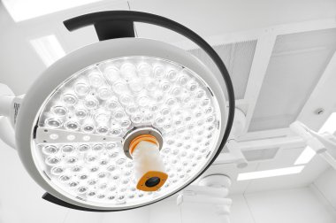 Ameliyat odasında cerrahi lambalar