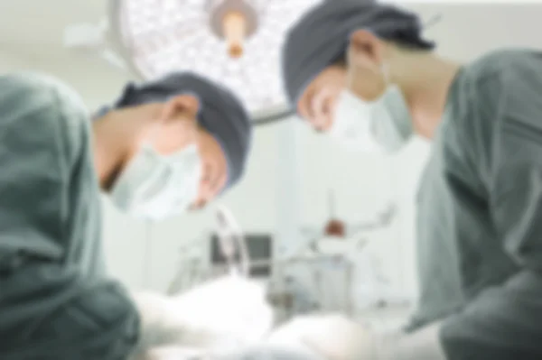 Sfocatura di due chirurghi veterinari in sala operatoria — Foto Stock