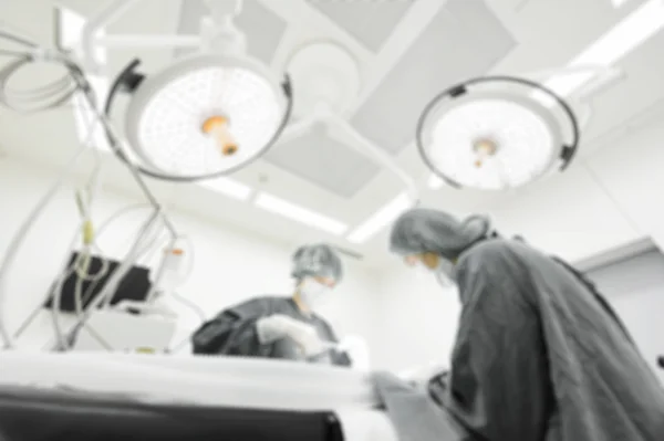 Розмиття двох ветеринарних хірургів в операційній — стокове фото