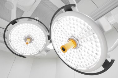 operasyon odasında iki ameliyat lambaları