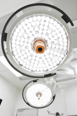 operasyon odasında iki ameliyat lambaları