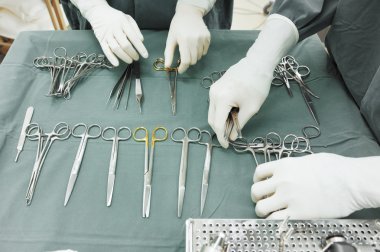 Sterilize edilmiş cerrahi aletlerin detaylı görüntüsü.