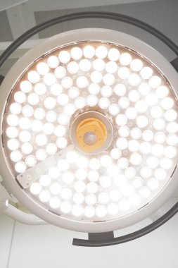 Ameliyat odasında cerrahi lambalar