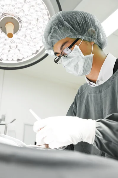 Cirugía veterinaria en sala de operaciones — Foto de Stock