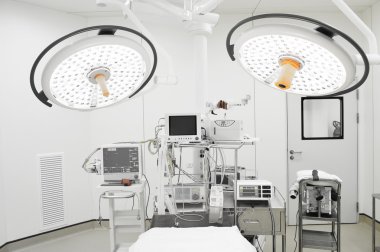 Modern ameliyathanede ekipman ve tıbbi cihazlar 