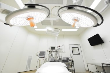 Modern ameliyathanede ekipman ve tıbbi cihazlar 