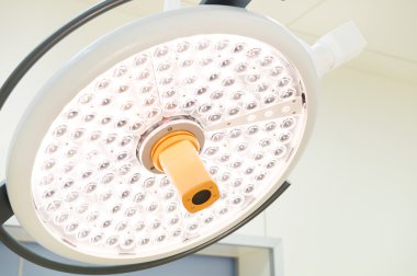 Ameliyat odasında cerrahi lambalar 