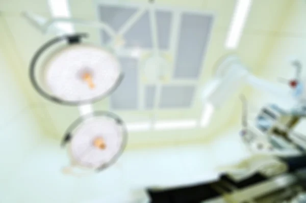 Flou des équipements et des dispositifs médicaux dans la salle d'opération moderne — Photo