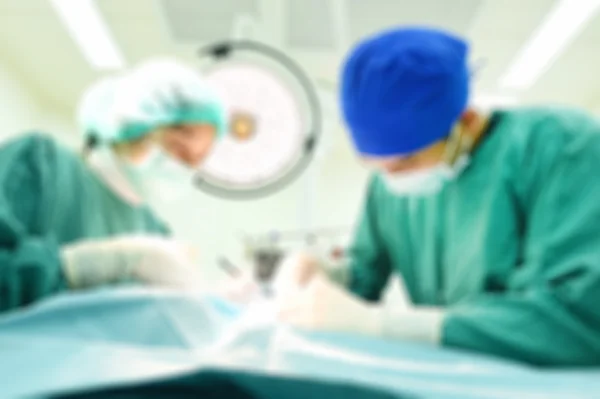 Розмиття двох ветеринарних хірургів в операційній — стокове фото