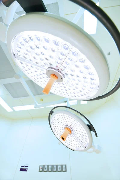 Dos lámparas quirúrgicas en el quirófano —  Fotos de Stock