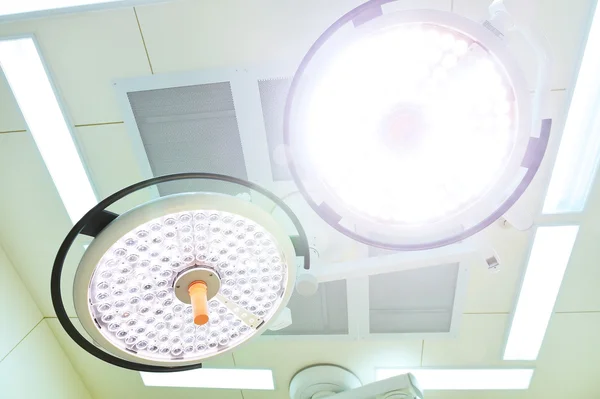 Deux lampes chirurgicales en salle d'opération — Photo
